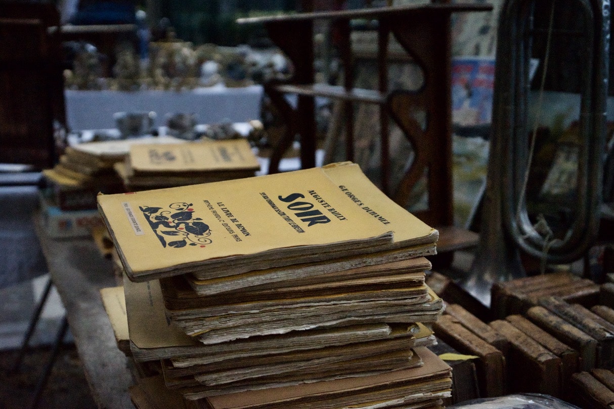 フランスでは、アンティークの絵本やカードを部屋の飾りにしている人もいます。