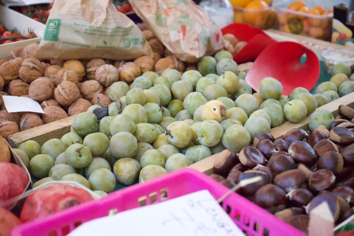 フランスの朝市、Marché(マルシェ) くるみ、梅、栗