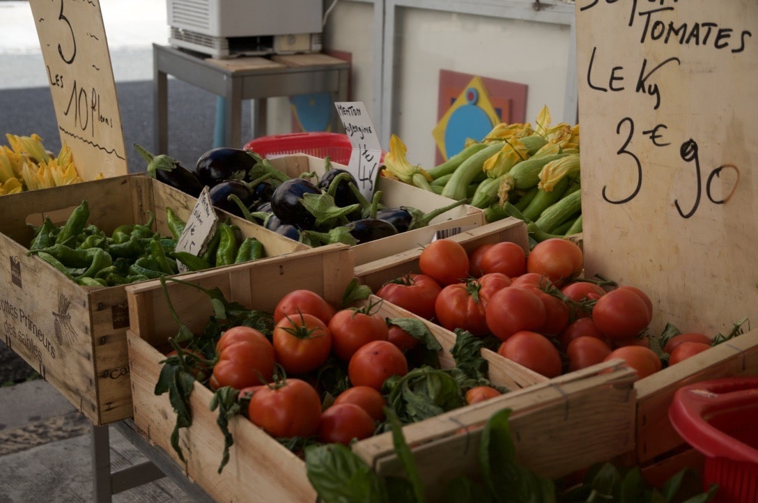 フランスの朝市、Marché(マルシェ) 新鮮な野菜が並ぶ