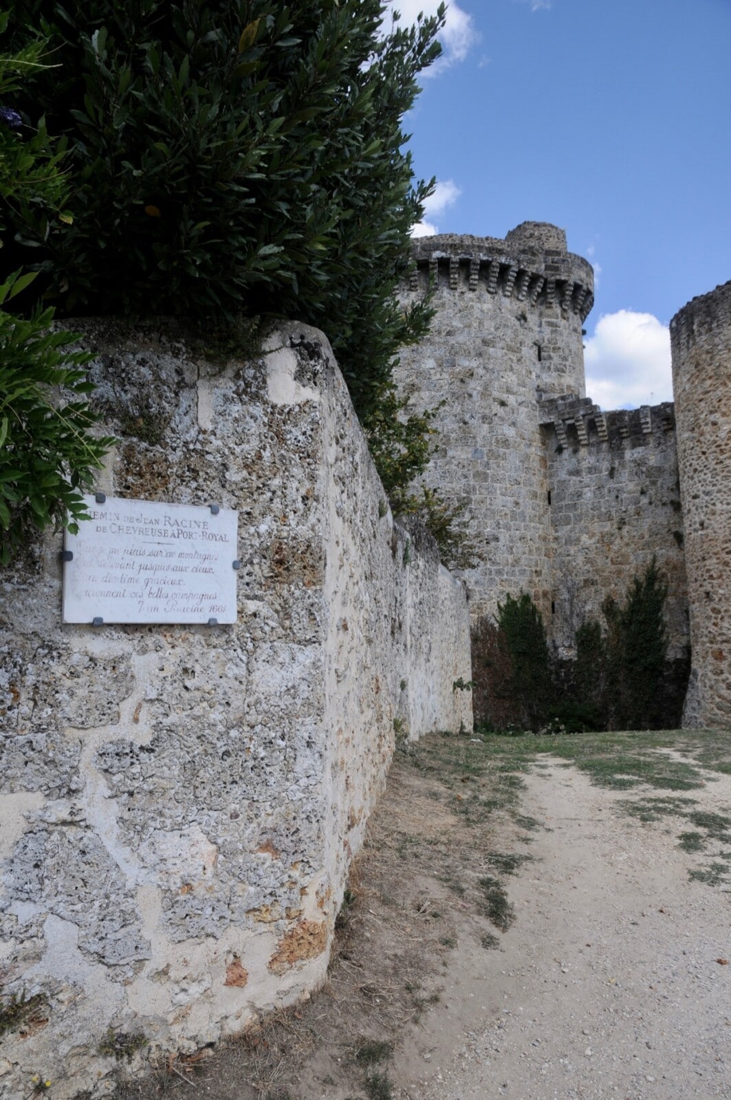 フランスの小さな街さんぽ１ パリ近郊の緑が気持ちの良い街シュヴルーズ ラフェルム アンティークな新築住宅
