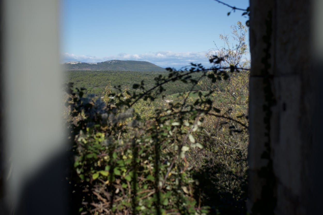 フランス 南仏地方の小さな町ルッサン(lussan)見張り窓からの風景