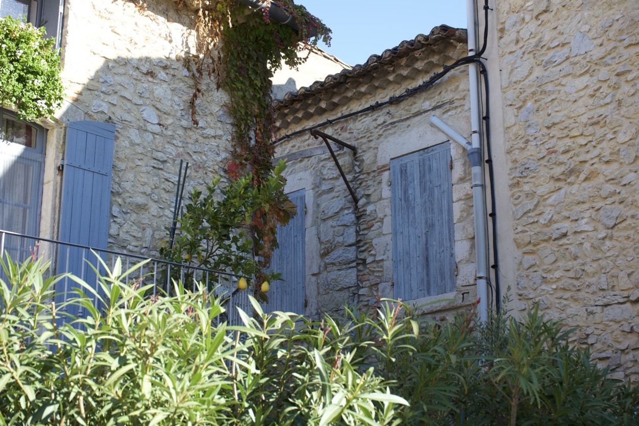 フランス 南仏地方の小さな町ルッサン(lussan)商店のない静かな町の風景