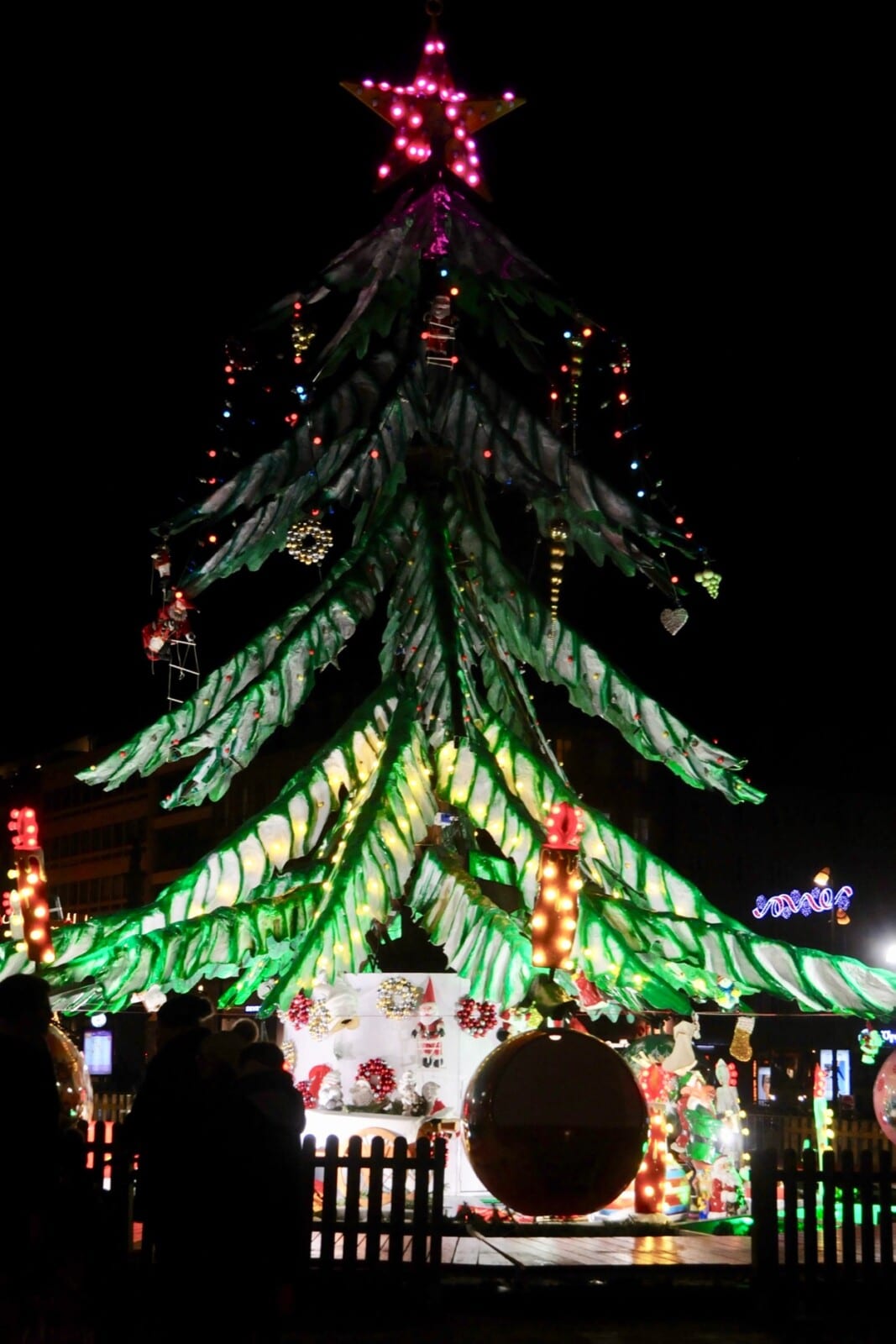 メッスのマルシェドノエルのクリスマスツリー