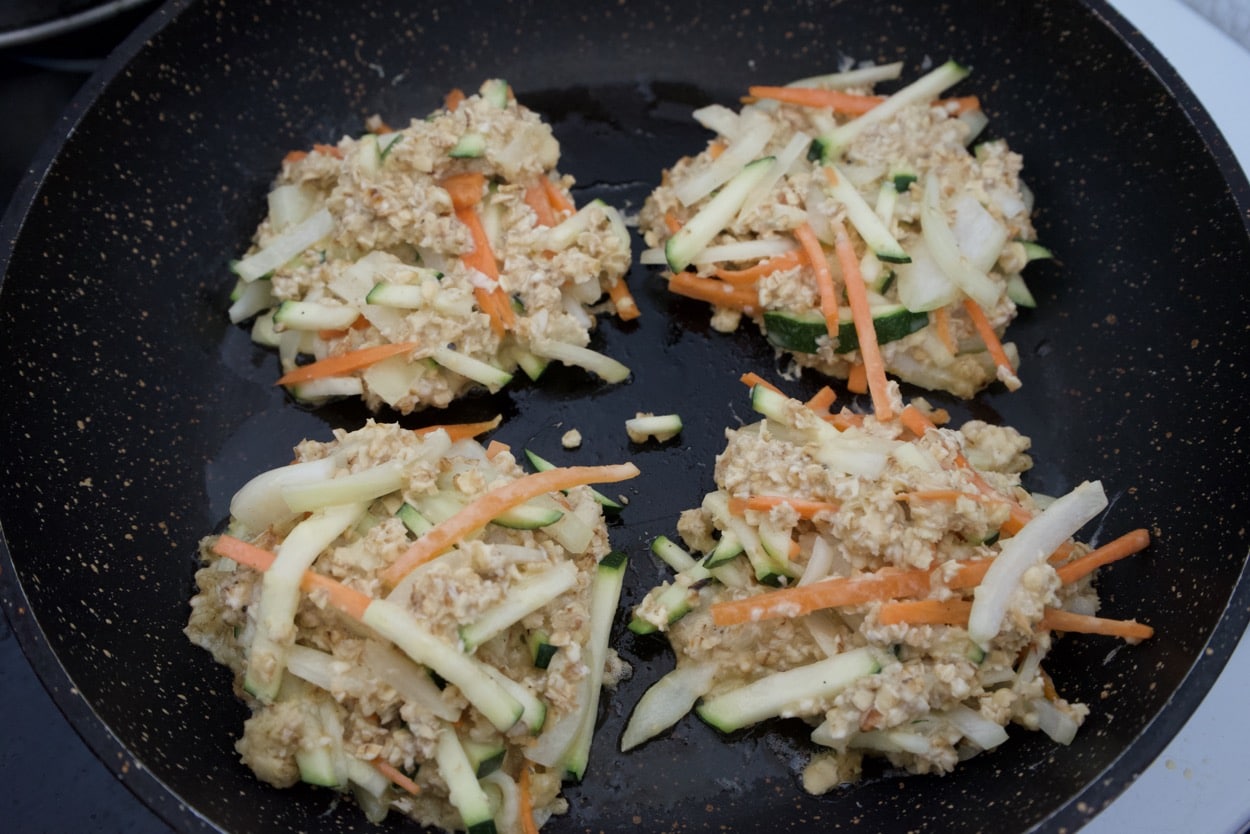 オートミールの野菜ガレット調理中