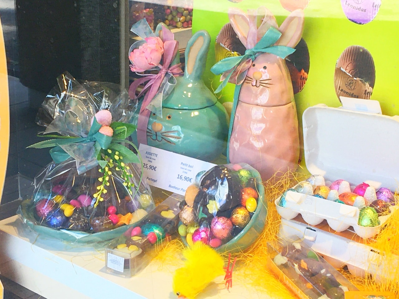 チョコレート屋さんのイースター仕様のウィンドウ