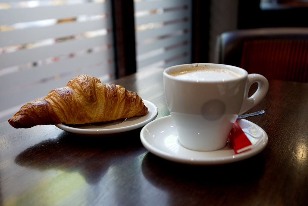 フランスのカフェの朝食
