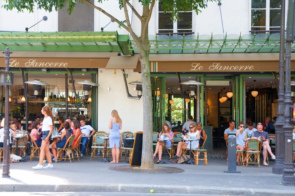 パリでブランチをする人たち