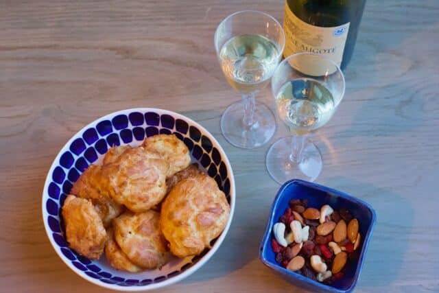 手軽に作れるフランスのアペロレシピ２　チーズ風味のシュー生地のおつまみグジェール