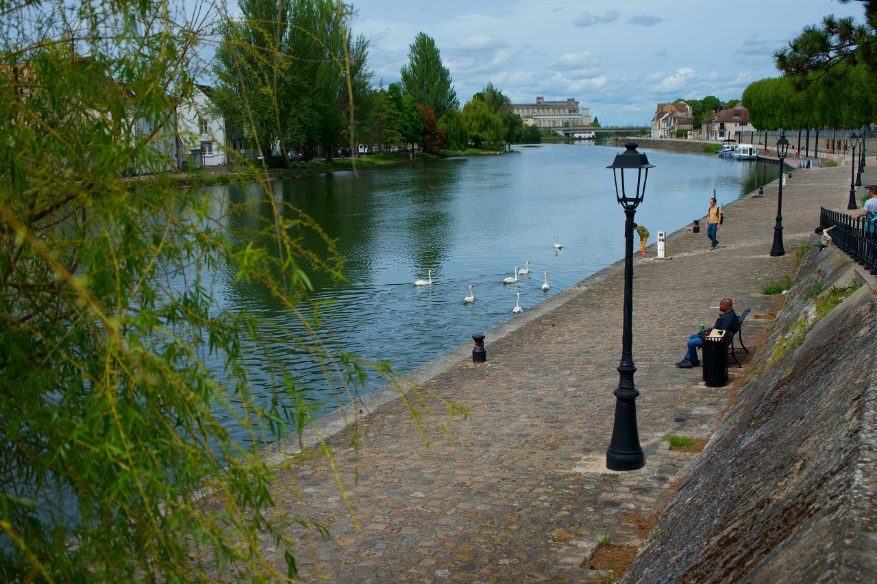サンスの街中を流れるヨンヌ川