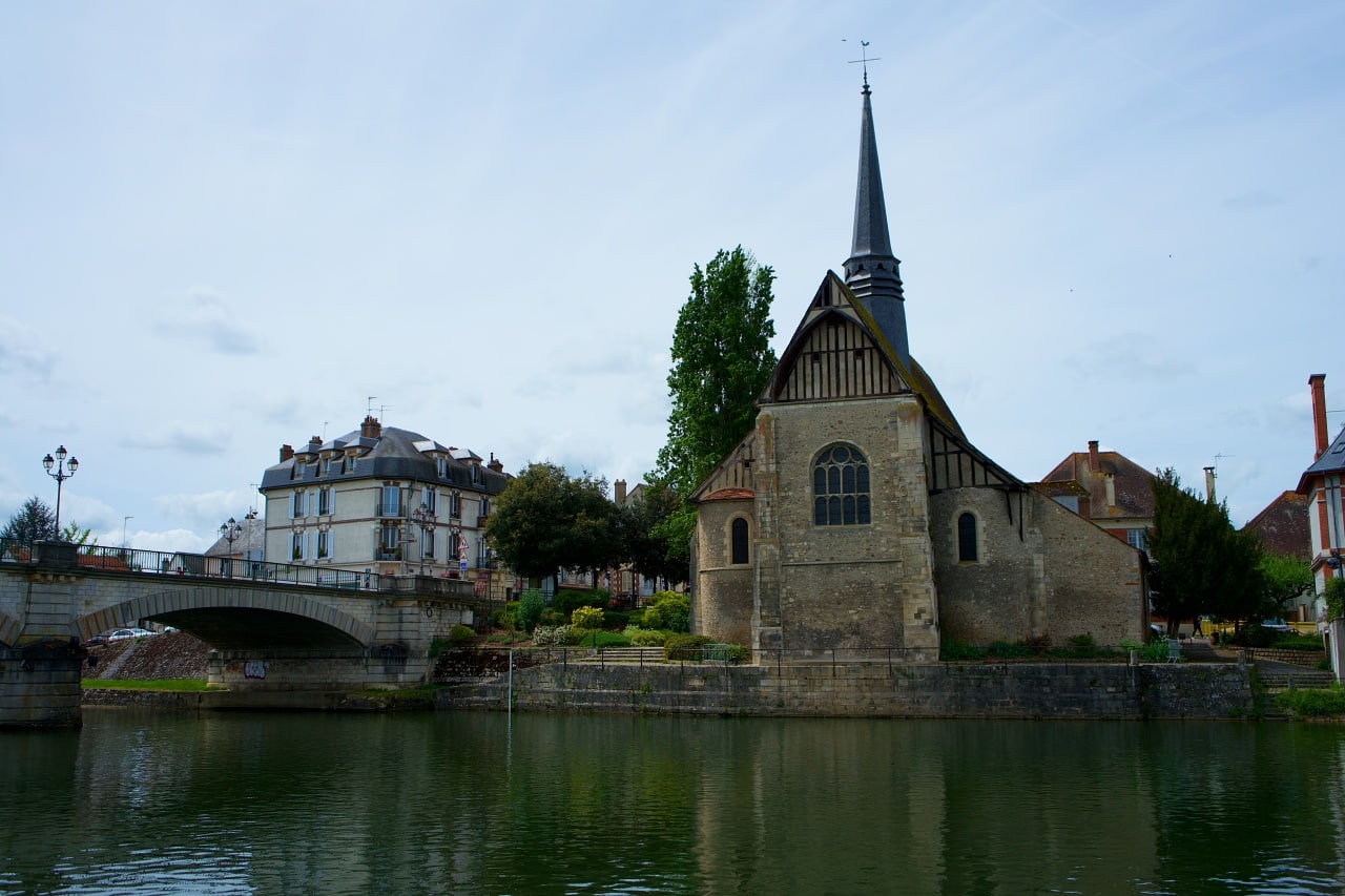 サンスの街中を流れるヨンヌ川