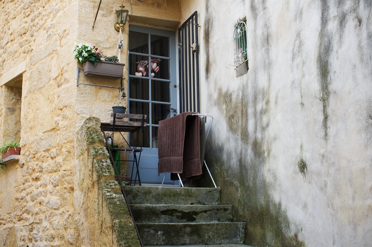 フランスの田舎の小さな庭やスペースのガーデニング