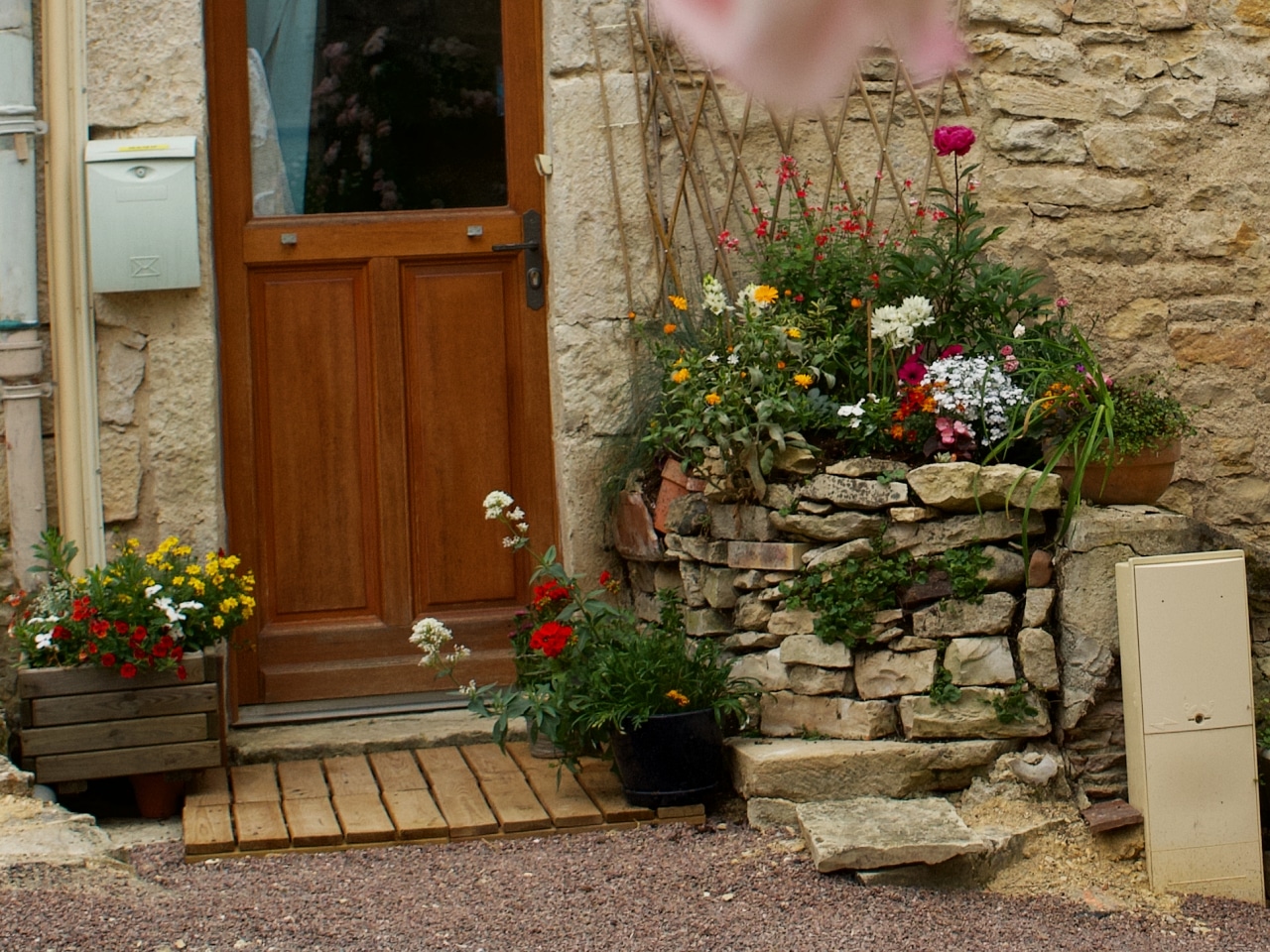 フランスの田舎の小さな庭やスペースのガーデニング