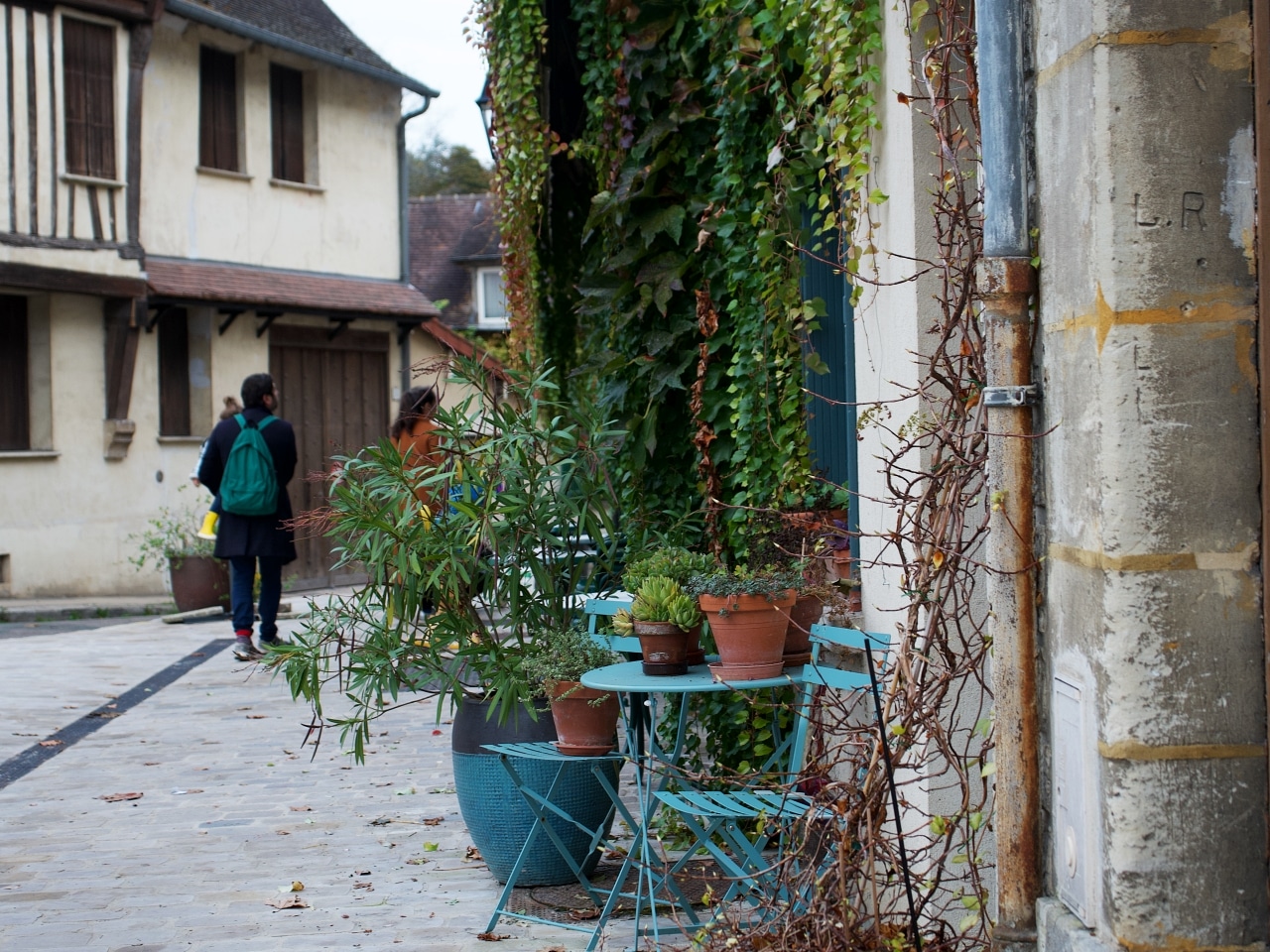 フランスの田舎の小さな庭やスペースのガーデニング