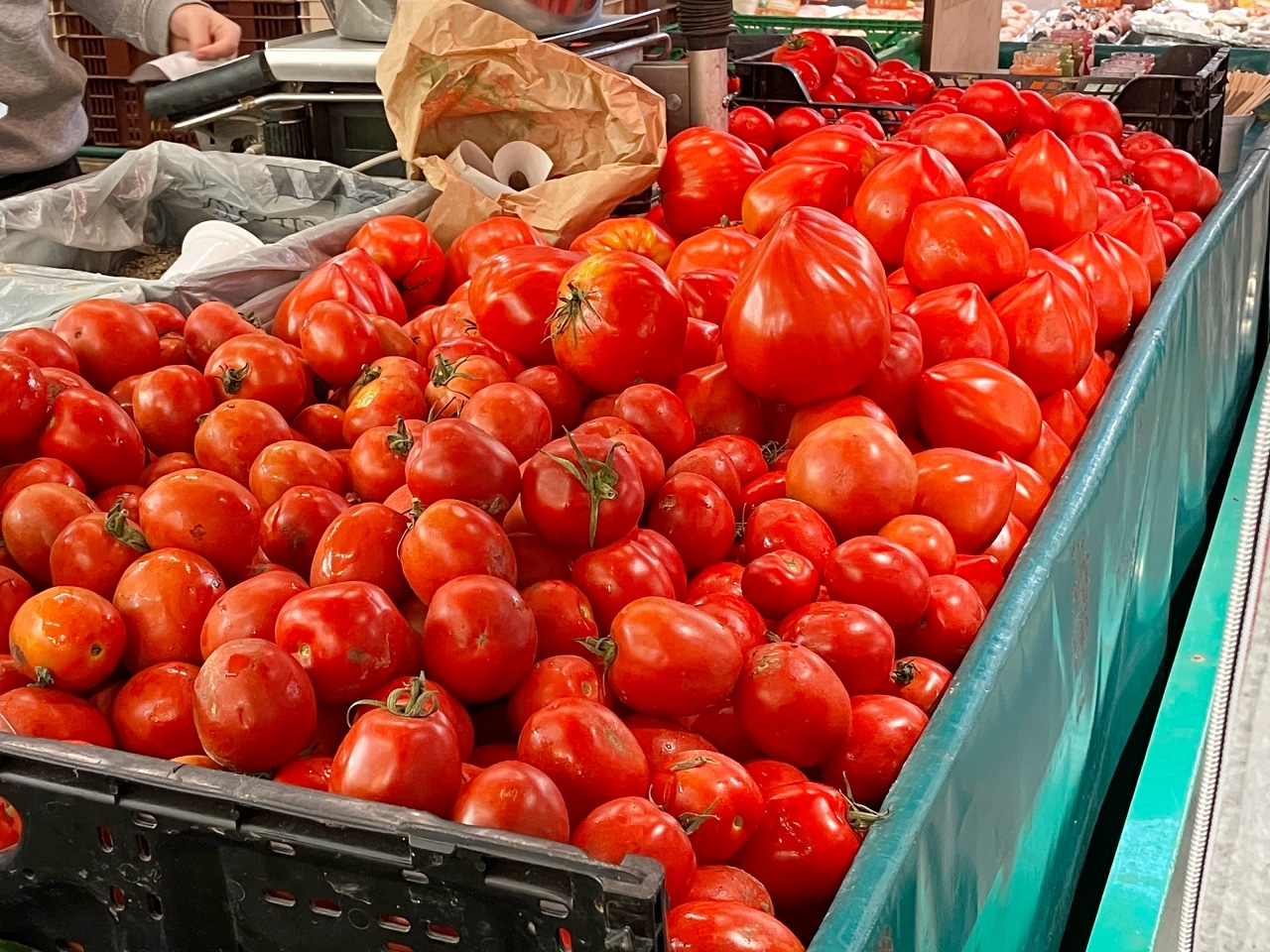 マルシェで販売されているトマト