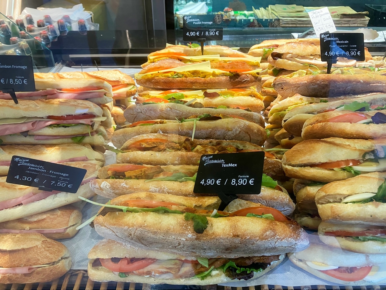 フランスのパン屋で販売されているバゲットサンド