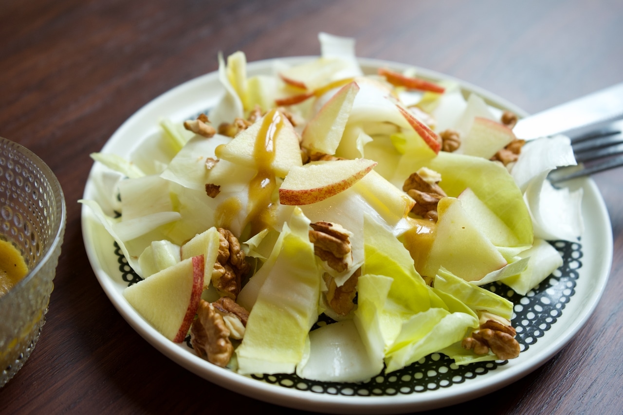 りんごと胡桃のアンディーブサラダ