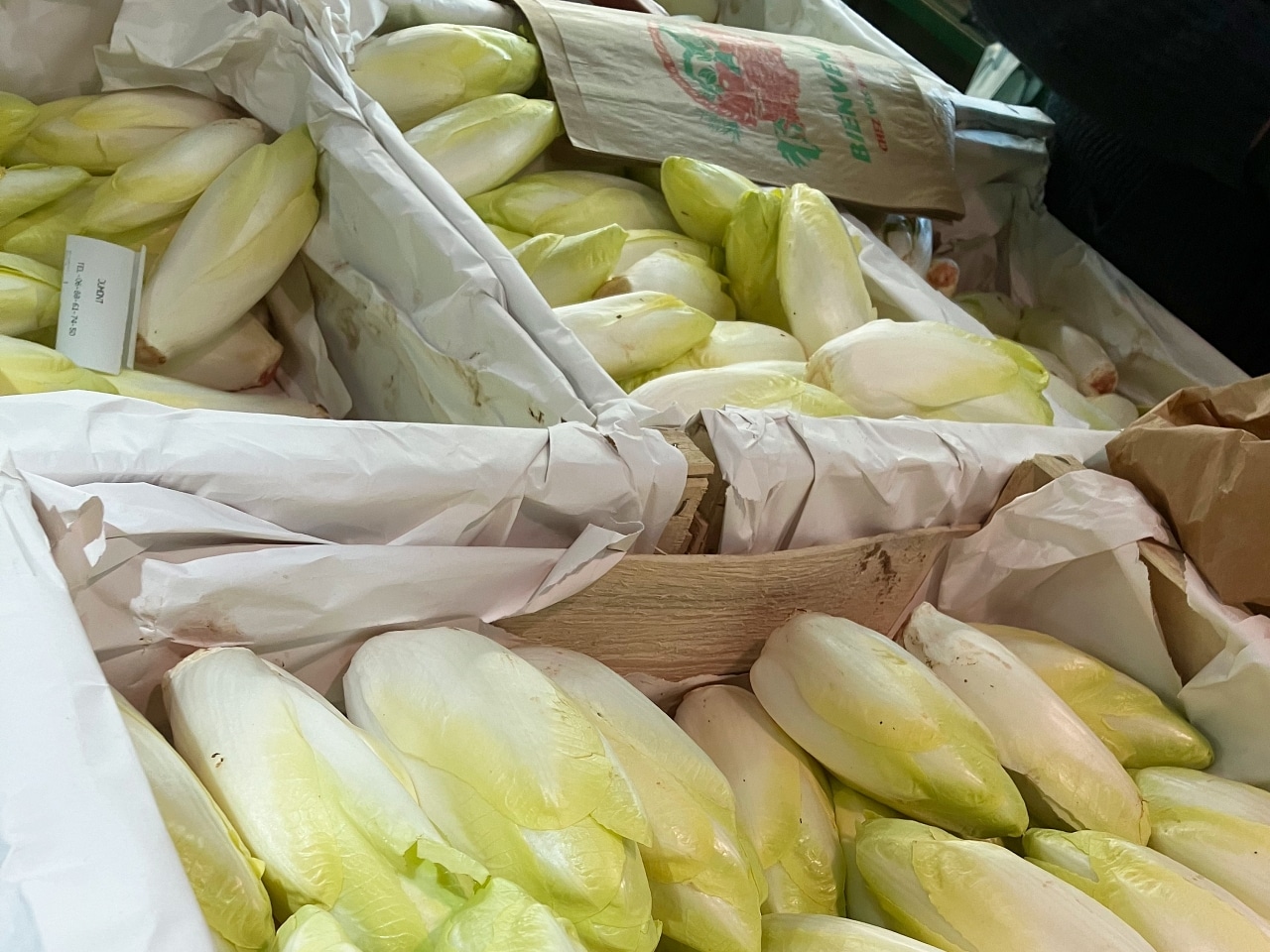 マルシェで販売れているアンディーブ