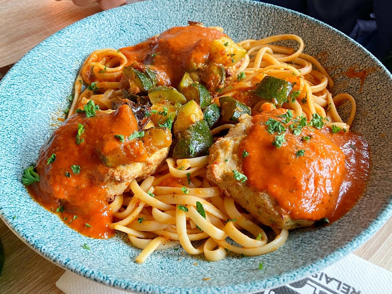 イタリアンパセリに彩られたお肉料理