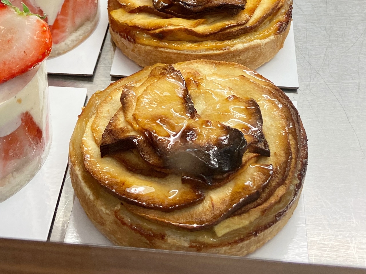 フランスのケーキ屋さんのりんごタルト