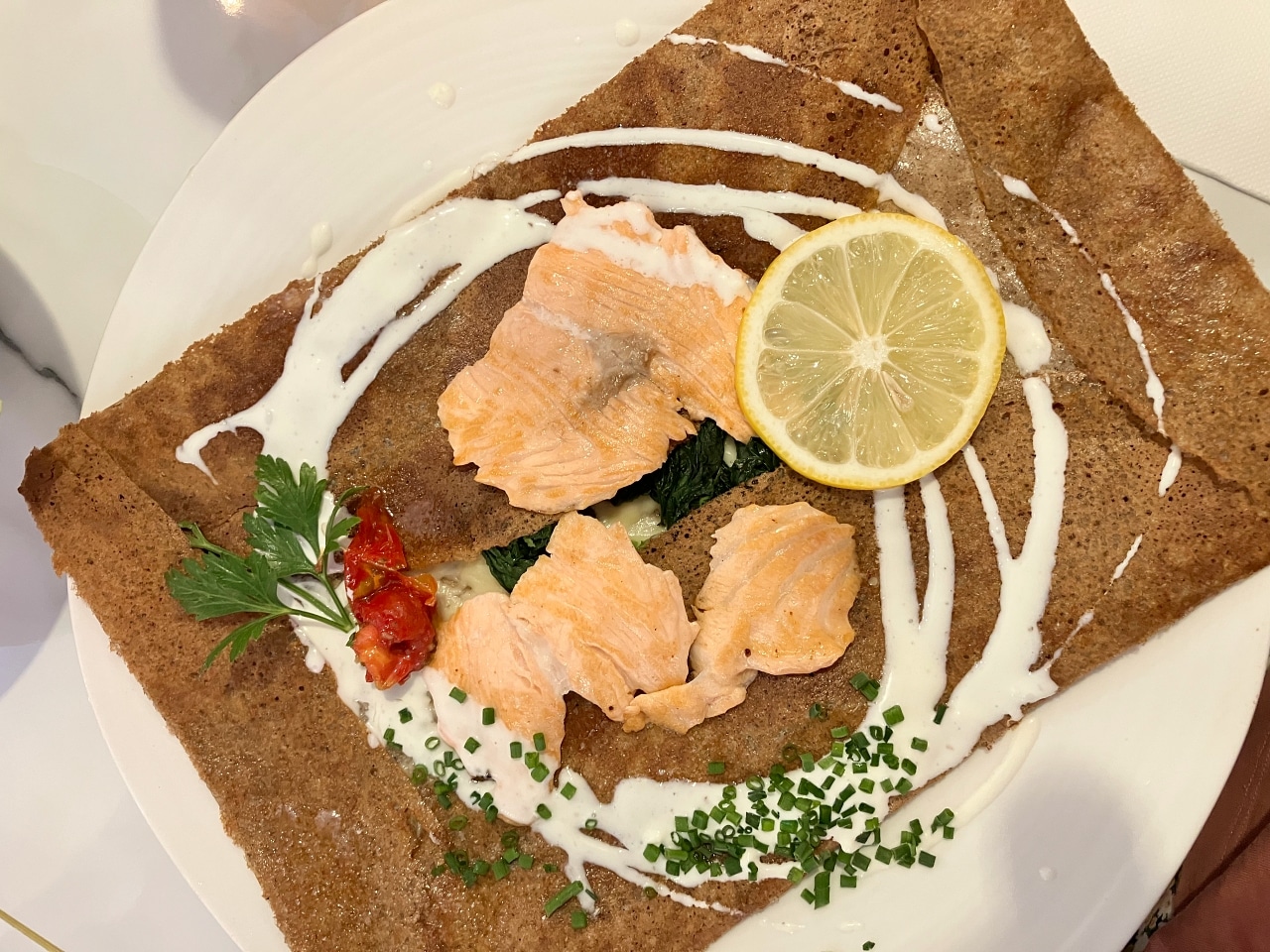 レストランのサーモンガレット