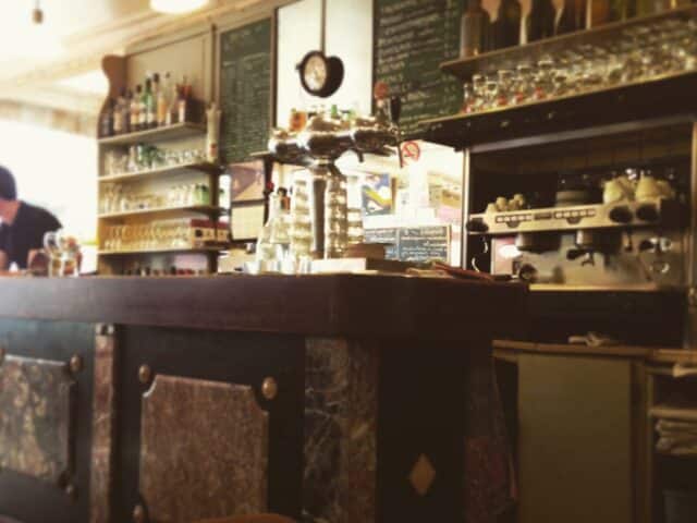 フランスの朝のカフェという場所