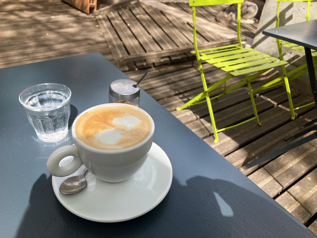 テラス席で飲むコーヒー