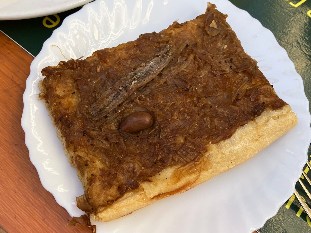 チーズなしの南仏のピザ、ピサラディエール